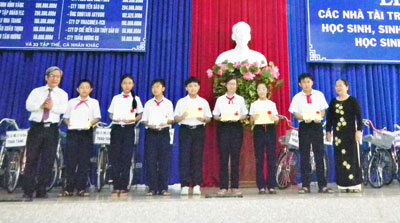 &Ocirc;ng L&ecirc; Xu&acirc;n Th&acirc;n trao thưởng cho học sinh xuất sắc.